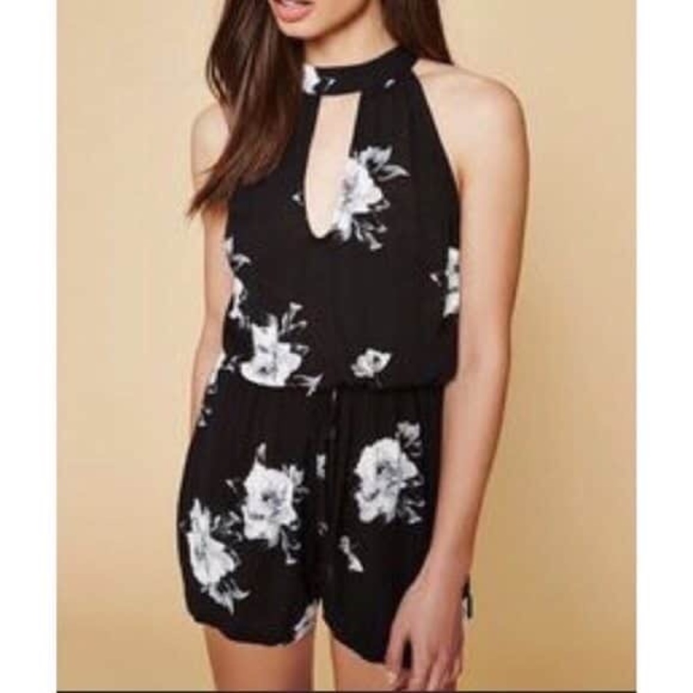 Kendall & Kylie Black/Grey Floral Romper w pockets